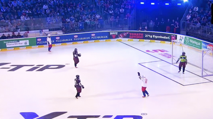 Video: Jääjalkapallo – keilailukengillä jalkapalloa jääkiekkokaukalossa