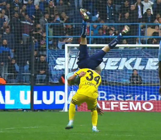 Klassikkovideo: Upeaa urheiluhenkeä – Florian Loshaj estää vastustajaa putoamasta niskoilleen Turkin liigassa