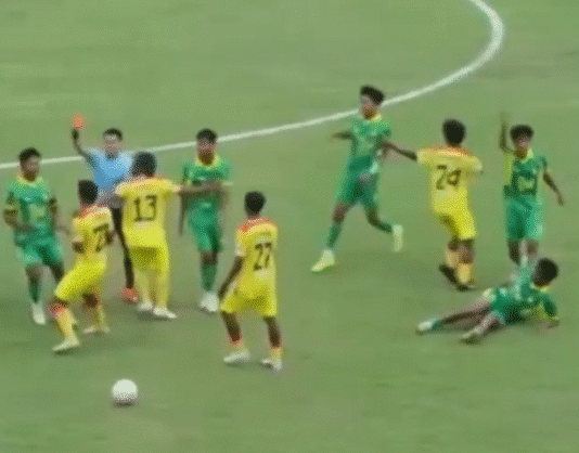 Video: Järjetön hyppytaklaus – indonesialaiselle pelaajalle mätkäistiin elinikäinen pelikielto