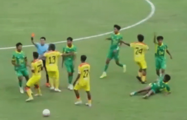 Video: Järjetön hyppytaklaus – indonesialaiselle pelaajalle mätkäistiin elinikäinen pelikielto