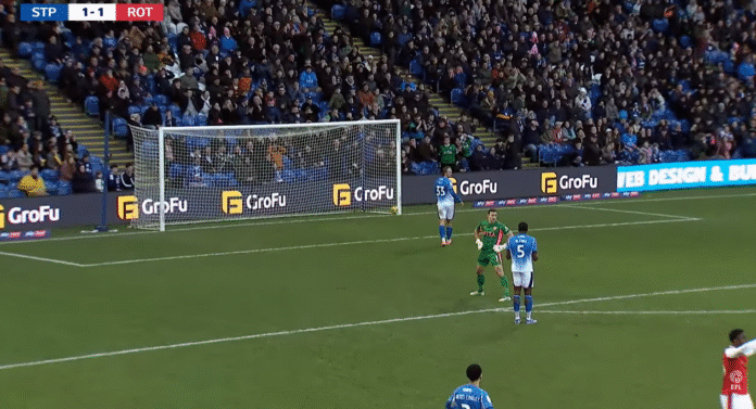 Video: Vastustajakin äimän käkenä – Stockportilta käsittämättömän oma maali Ykkösliigassa