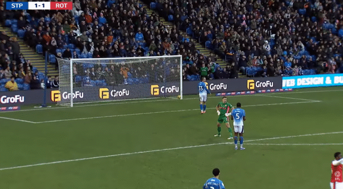 Video: Vastustajakin äimän käkenä – Stockportilta käsittämätön oma maali Ykkösliigassa