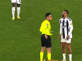 Video: Kasımpaşan pelaaja pyysi erotuomaria väistämään – sai vaparitilanteessa kaksi keltaista korttia