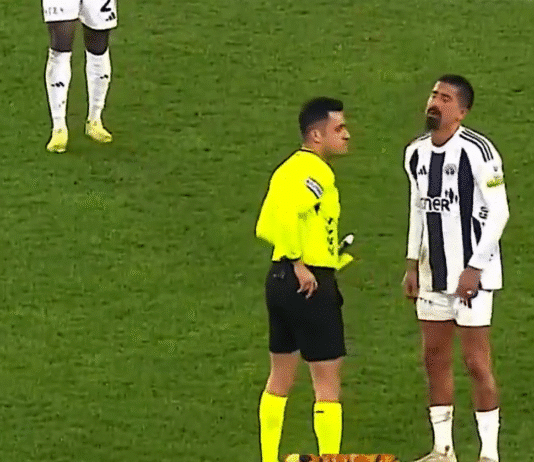 Video: Kasımpaşan pelaaja pyysi erotuomaria väistämään – sai vaparitilanteessa kaksi keltaista korttia