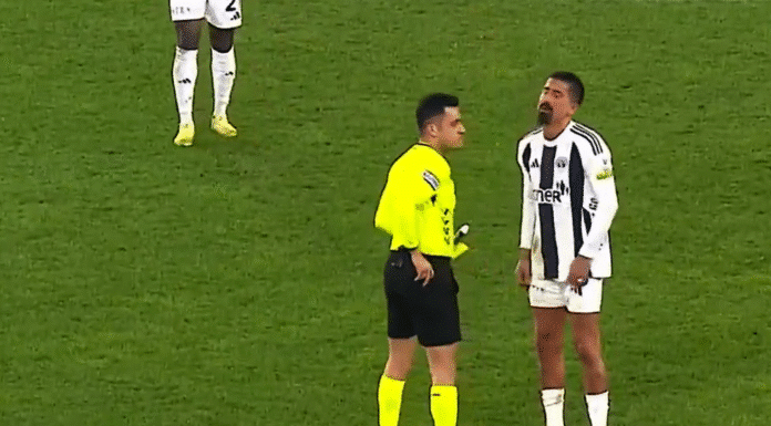 Video: Kasımpaşan pelaaja pyysi erotuomaria väistämään – sai vaparitilanteessa kaksi keltaista korttia