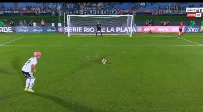 Video: Cristián Zavalalta umpisurkea Panenka – ja hämmentävä loukkaantuminen heti perään