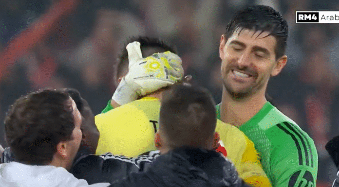 Video: Thibault Courtois onnitteli innoissaan voittomaalin puskenutta Benfica-kollegaa