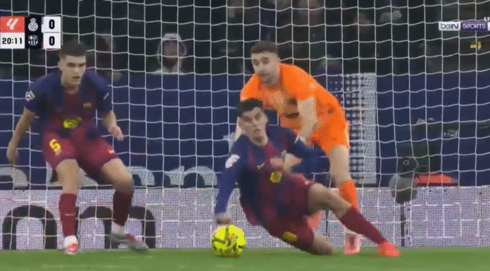 Video: Barcelona-vahti Joan Garcia työnsi toppari Gerard Martinin pallon eteen – ei maalia