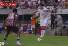 Video: Pelaaja seisoi pallon päällä kesken harhautuksen – erotuomari antoi keltaisen kortin