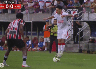 Video: Pelaaja seisoi pallon päällä kesken harhautuksen – erotuomari antoi keltaisen kortin