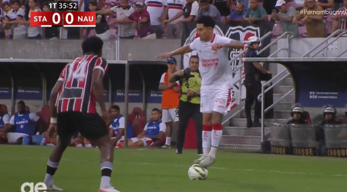 Video: Pelaaja seisoi pallon päällä kesken harhautuksen – erotuomari antoi keltaisen kortin