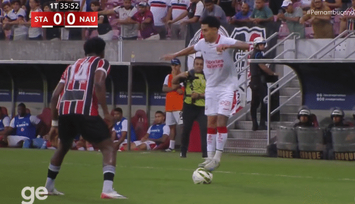 Video: Pelaaja seisoi pallon päällä kesken harhautuksen – erotuomari antoi keltaisen kortin