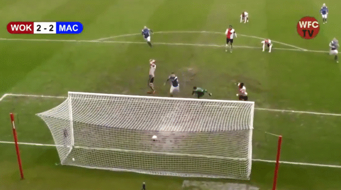 Klassikkovideo: Woking FC:n puolustaja surkuttelee "maalia" – pallo pysähtyy lätäkköön