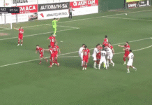 Video: Pelaaja laukoi komean vaparimaalin Turkin aladivarissa – tuomaristo ei tätä nähnyt