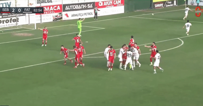 Video: Pelaaja laukoi komean vaparin yläpesään –tuomaristo ei nähnyt pallon menevän maaliin