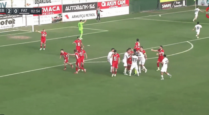 Video: Pelaaja laukoi komean vaparimaalin Turkin aladivarissa – tuomaristo ei tätä nähnyt