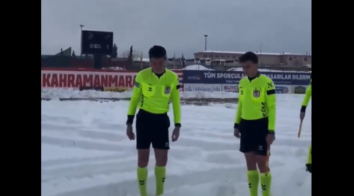Video: Tarkastuksen jälkeen liikaa lunta kentällä – tuomaristo perui ottelun Turkin 3. divarissa