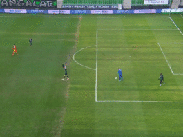 Klassikkovideo: Juonikas maali Turkin divarissa – hyökkääjä hiipii maalivahdin selän takaa