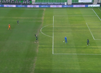 Klassikkovideo: Juonikas maali Turkin divarissa – hyökkääjä hiipii maalivahdin selän takaa