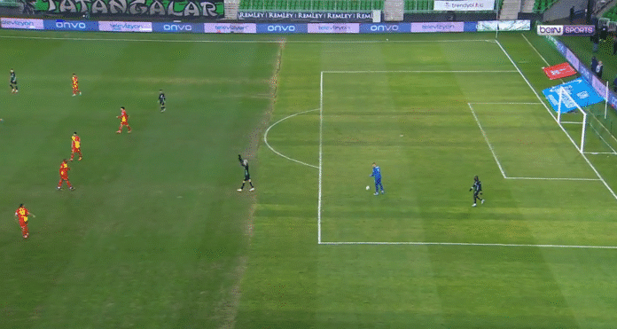 Klassikkovideo: Juonikas maali Turkin divarissa – hyökkääjä hiipii maalivahdin selän takaa