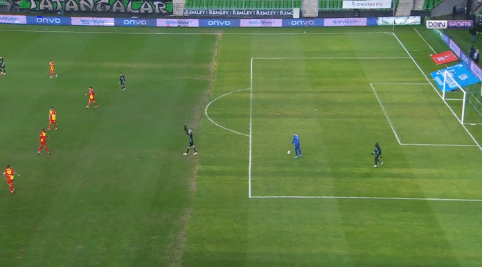 Klassikkovideo: Juonikas maali Turkin divarissa – hyökkääjä hiipii maalivahdin selän takaa