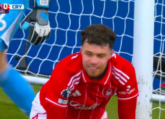 Video: Neco Williamsilta upea käsitorjunta maaliviivalta – punainen korttihan siitä tuli