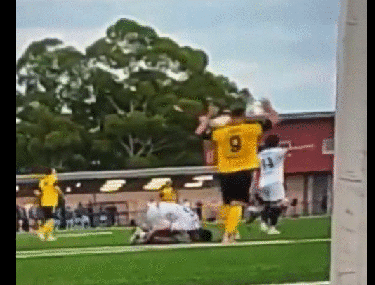 Video: Australian divarissa nähtiin karmea sikailu – pelaaja tallasi vastustajan nilkan