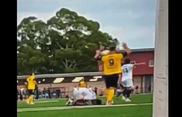 Video: Australian divarissa nähtiin karmea sikailu – pelaaja tallasi vastustajan nilkan