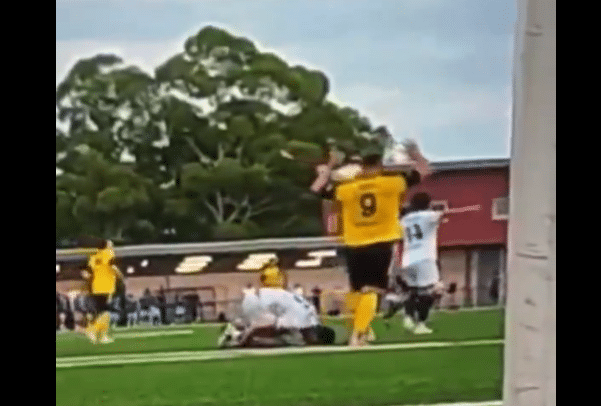 Video: Australian aladivarissa nähtiin karmea sikailu – pelaaja tallasi vastustajan nilkan