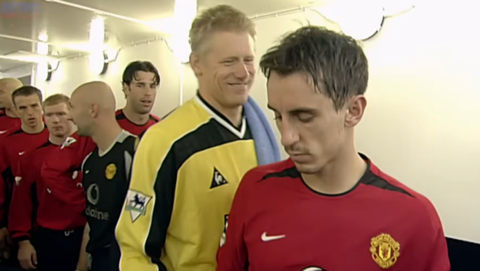 Video: Gary Neville ei halua kätellä Peter Schmeichelia Manchesterin derbyssä 2002