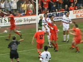 Klassikkovideo: Blackpoolin Phil Clarkson painaa täysin ainutlaatuisen maalin vuonna 1998