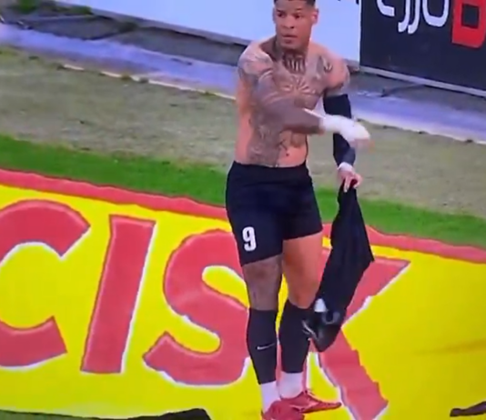 Video: Brassipelaaja Miullen tuuletti maaliaan riisumalla paitansa – lensi suihkuun Maltan pääsarjassa