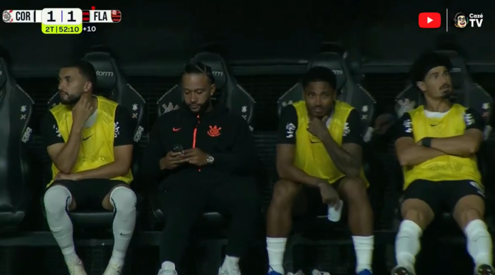 Video: Memphis Depay kohun keskellä Brasiliassa – selaili puhelintaan kesken matsin vaihtopenkillä