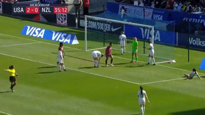 Video: Uuden-Seelannin pelaaja painaa hattutempun omiin – vaihtopenkki kutsuu jo avausjaksolla 2022