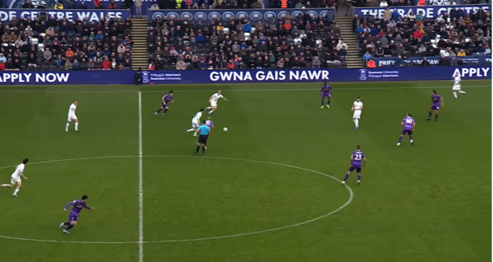 Video: Swansean Liam Cullen laukoi eleettömän maalin puolesta kentästä Englannin Mestaruussarjassa