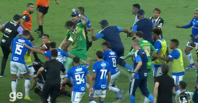 Video: Brasilian Campeonato Mineiron finaalissa joukkomylly – 23 punaista korttia