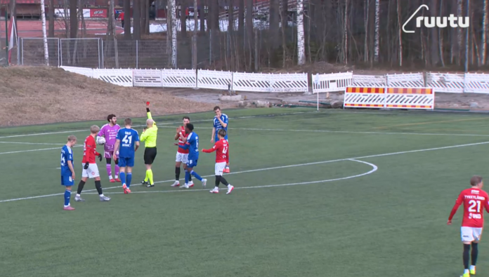 Video: JäPS-maalivahti otti pallon syliinsä rankkarialueen ulkopuolella – ulosajo siitä tuli