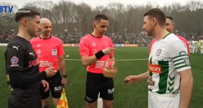 Video: Liettuan pääsarjassa pääsiäisrituaali – kolikonheitto oli korvattu suklaamunilla