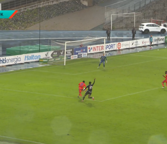 Video: FC Lahden Romaric Yapi viittoili paitsiota ja lopetti pelaamisen – SJK teki tasoitusmaalin