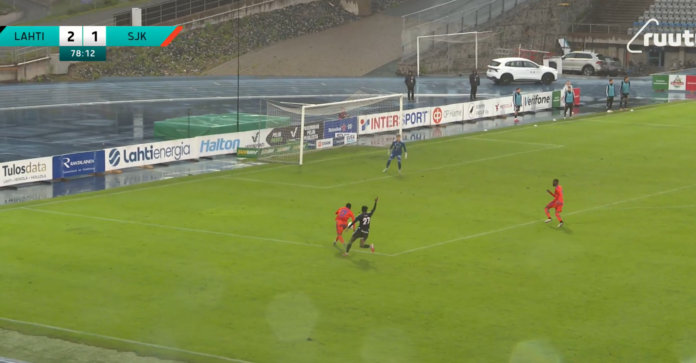 Video: FC Lahden Romaric Yapi viittoili paitsiota ja lopetti pelaamisen – SJK teki tasoitusmaalin