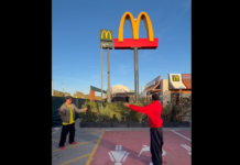 Video: Ronaldinho ja Lamine Yamal kisailivat – Ronaldinho sai pallon McDonald’sin logon läpi