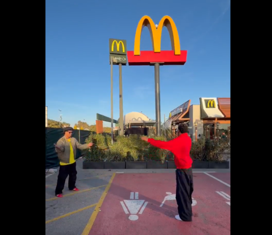 Video: Ronaldinho ja Lamine Yamal kisailivat – Ronaldinho sai pallon McDonald’sin logon läpi