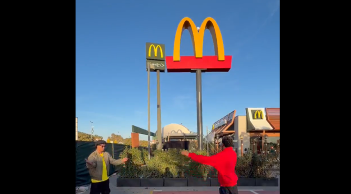 Video: Ronaldinho ja Lamine Yamal kisailivat – Ronaldinho sai pallon McDonald’sin logon läpi