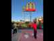 Video: Ronaldinho ja Lamine Yamal kisailivat – Ronaldinho sai pallon McDonald’sin logon läpi