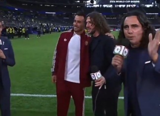 Video: Dani Olmo ja Eric García keskeyttivät suoran TV-lähetyksen ottaakseen kuvia Carles Puyolin kanssa