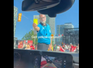 Video: Vale-erotuomari jakelee keltaisia kortteja autoilijoille Toronton keskustassa