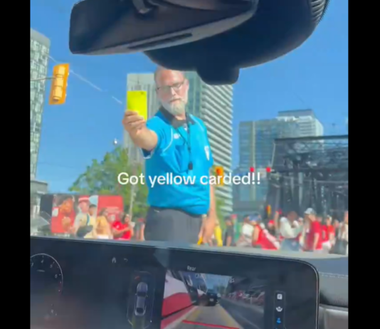 Video: Vale-erotuomari jakelee keltaisia kortteja autoilijoille Toronton keskustassa