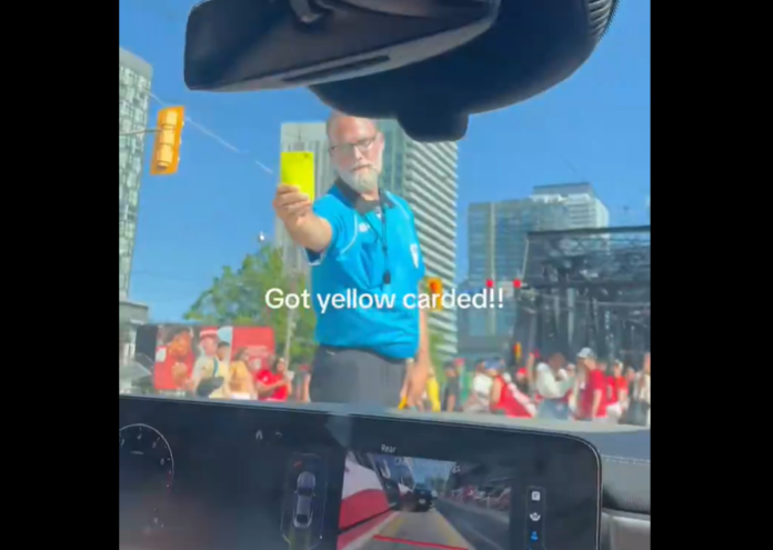 Video: Vale-erotuomari jakelee keltaisia kortteja autoilijoille Toronton keskustassa