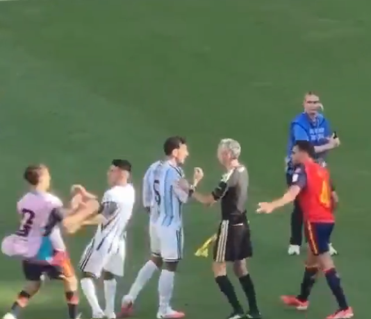Video: Leandro Paredes riehui typerästi päätösvihellyksen jälkeen – sai punaisen kortin