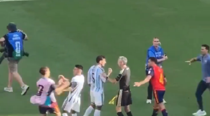 Video: Leandro Paredes riehui typerästi päätösvihellyksen jälkeen – sai punaisen kortin